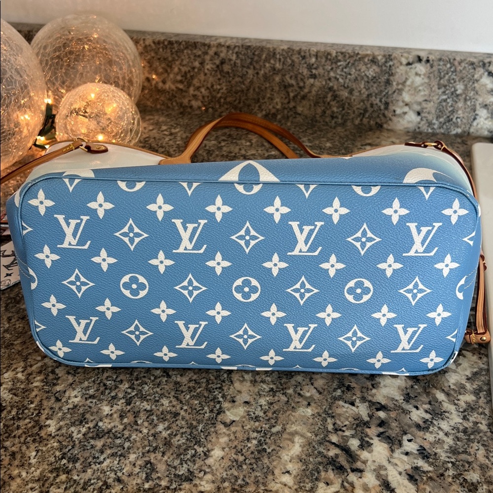 Louis Vuitton Monogram Giant Neverfull MM Gradient By The Pool Tote - Picture 10 of 16
